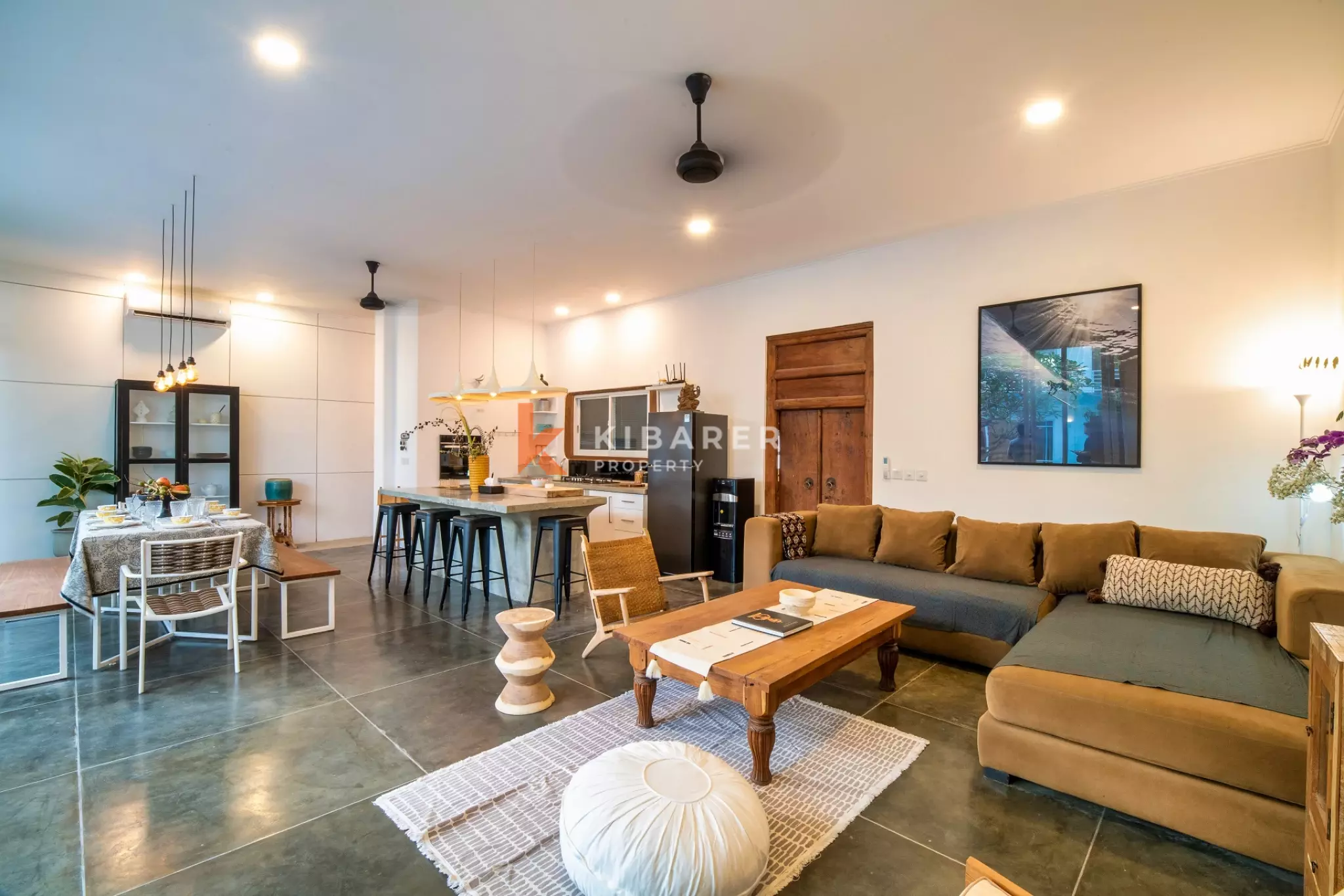 Spacious Entertainment Four-Bedrooms Enclosed Living Villa in Prime Berawa — image 12