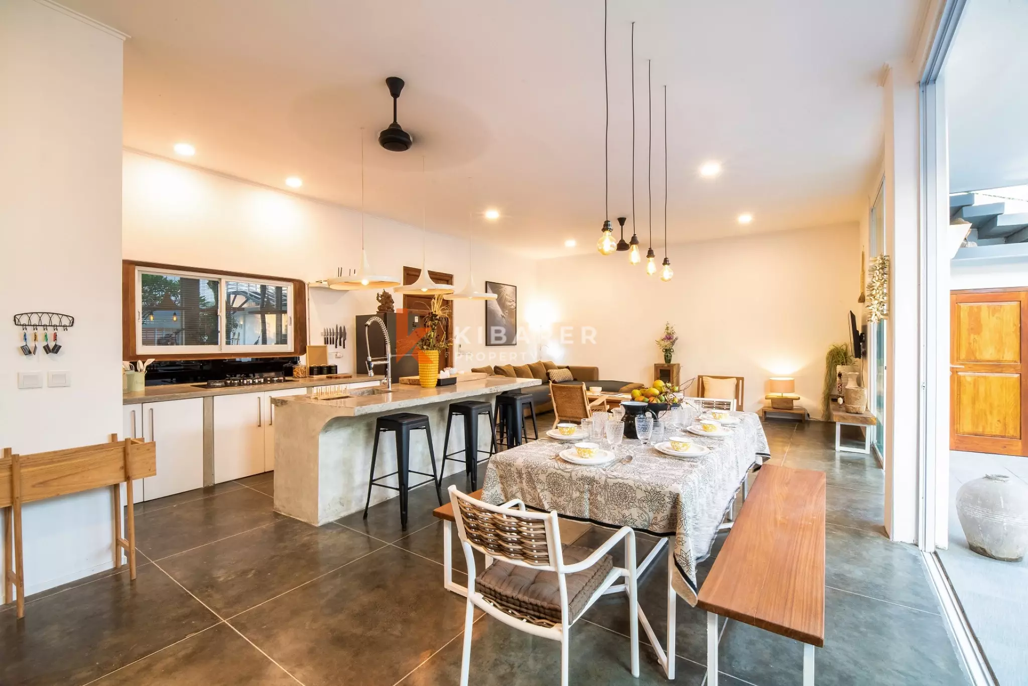 Luxury Four-Bedroom Villa with Enclosed Living Room in Prime Berawa Location — image 4