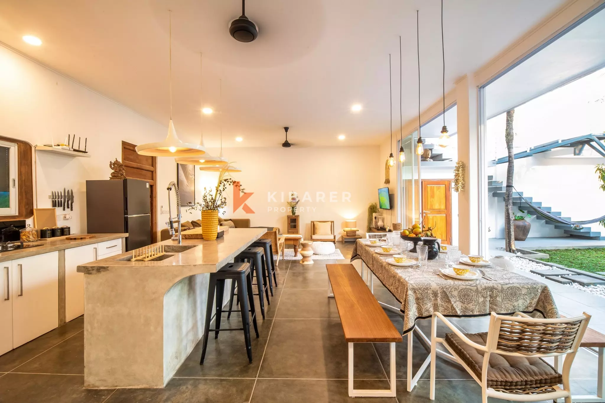 Spacious Entertainment Four-Bedrooms Enclosed Living Villa in Prime Berawa — image 15