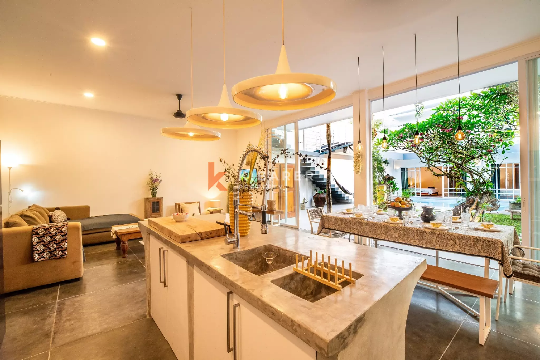 Spacious Entertainment Four-Bedrooms Enclosed Living Villa in Prime Berawa — image 16