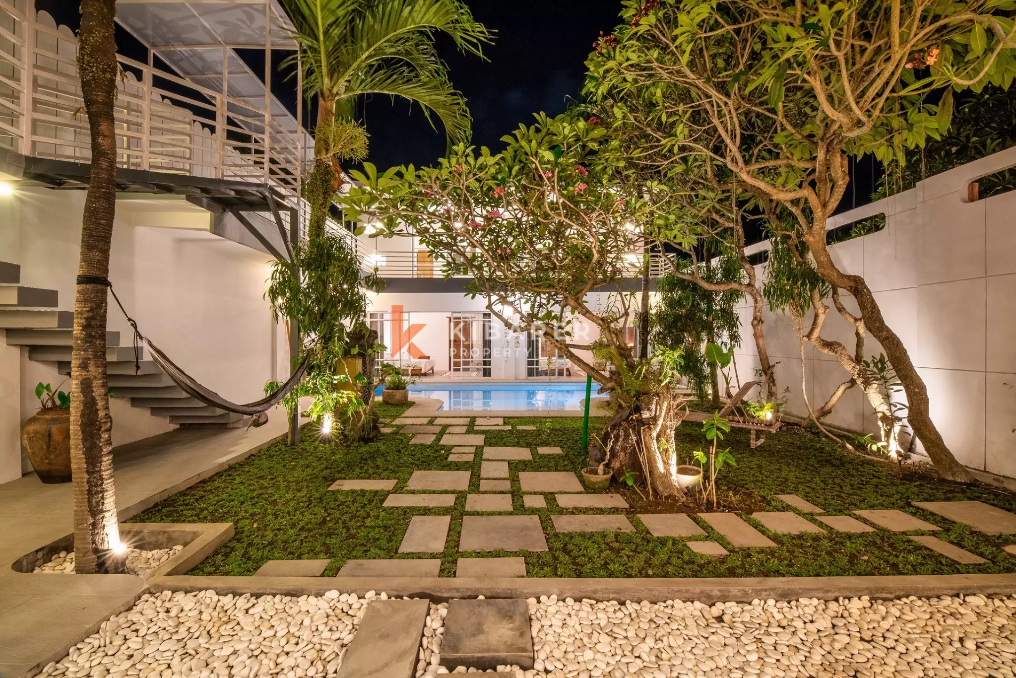 Spacious Entertainment Four-Bedrooms Enclosed Living Villa in Prime Berawa — image 17