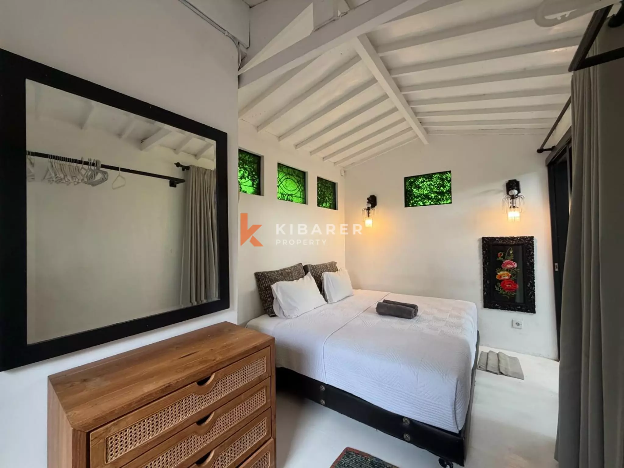 Artictic Contemporer One-Bedroom Loft Plus Additional Room Situated in Berawa — image 4