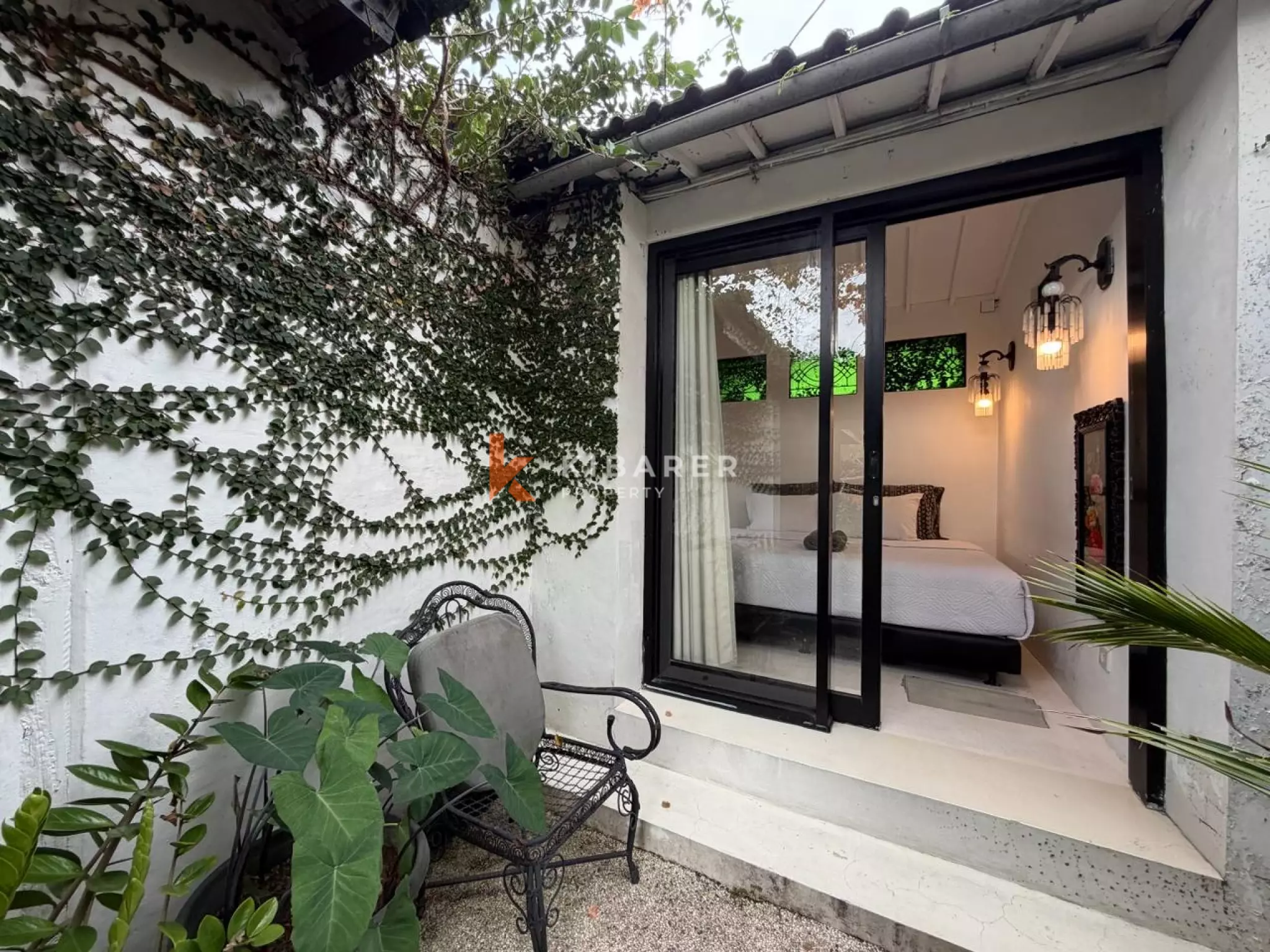 Artictic Contemporer One-Bedroom Loft Plus Additional Room Situated in Berawa