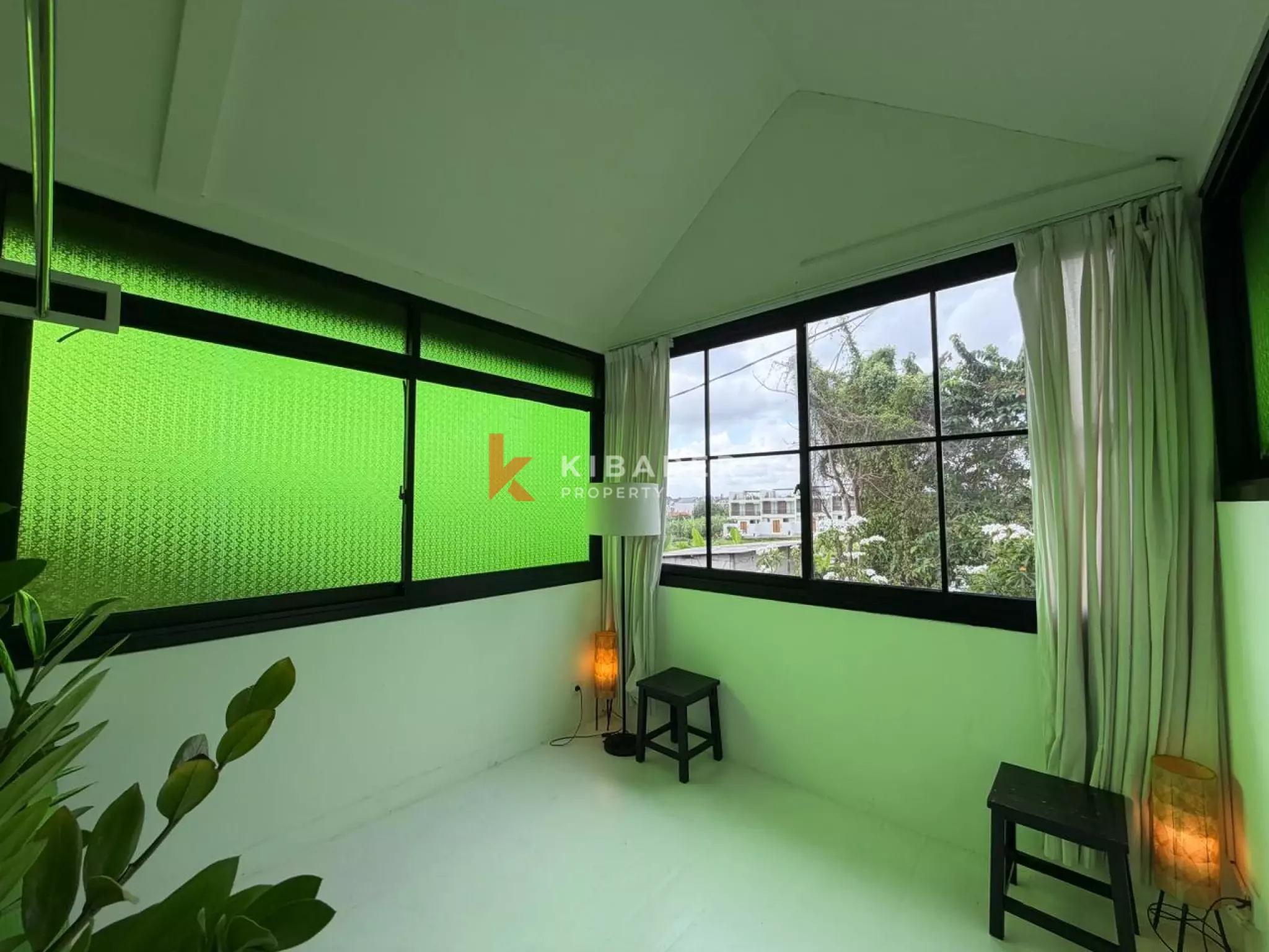 Artictic Contemporer One-Bedroom Loft Plus Additional Room Situated in Berawa — image 8