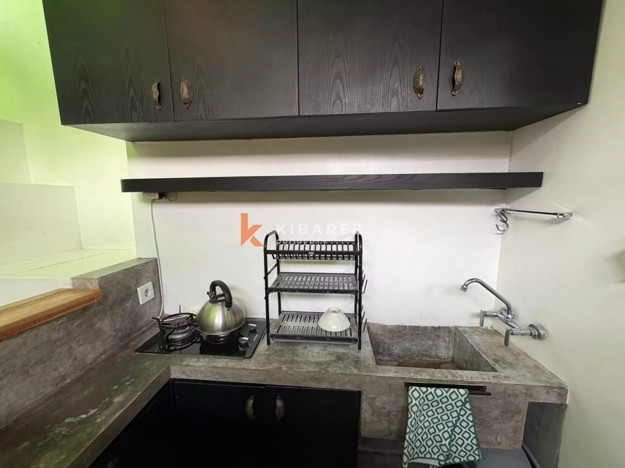 Artictic Contemporer One-Bedroom Loft Plus Additional Room Situated in Berawa — image 13