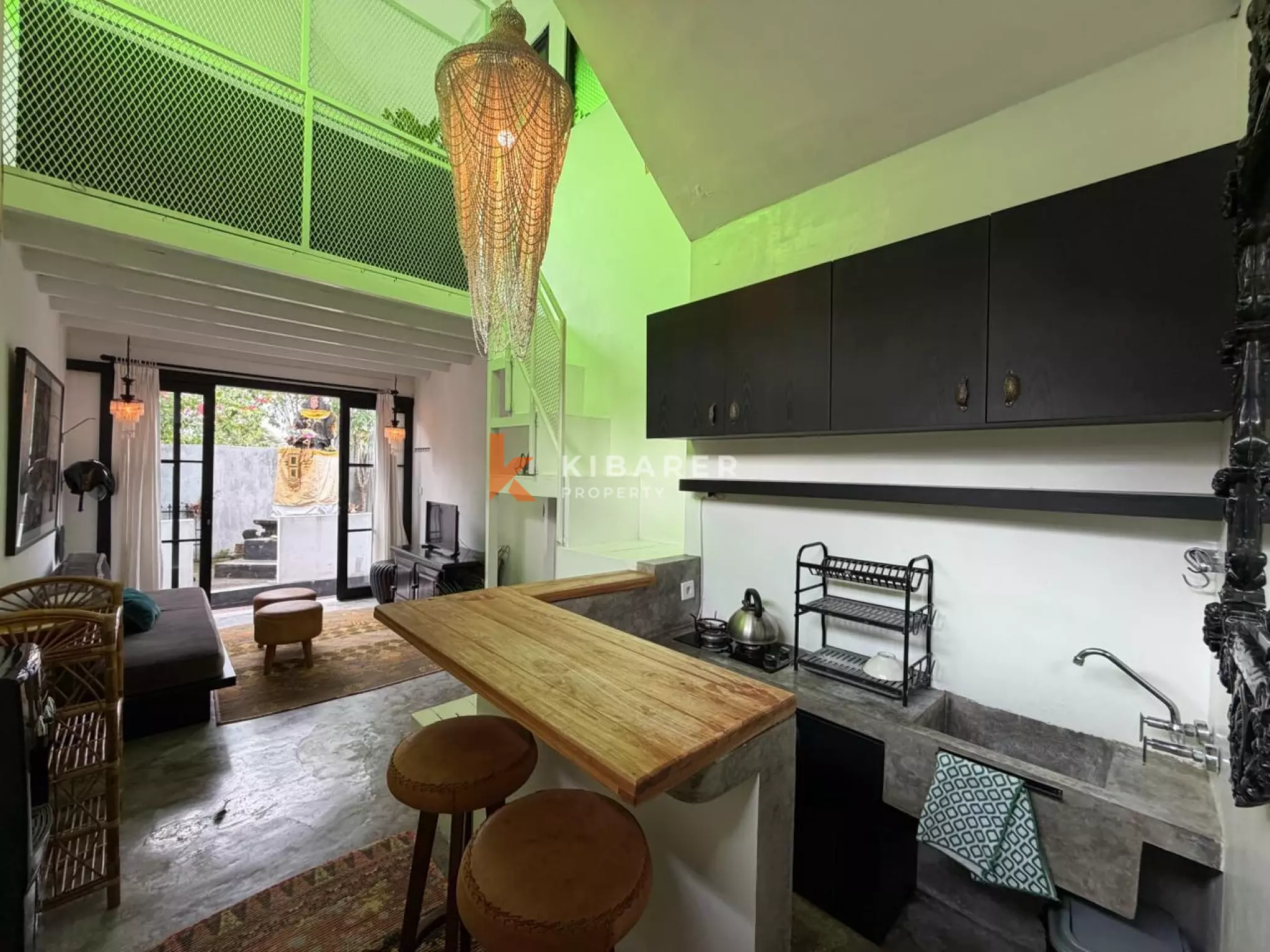 Artictic Contemporer One-Bedroom Loft Plus Additional Room Situated in Berawa — image 3