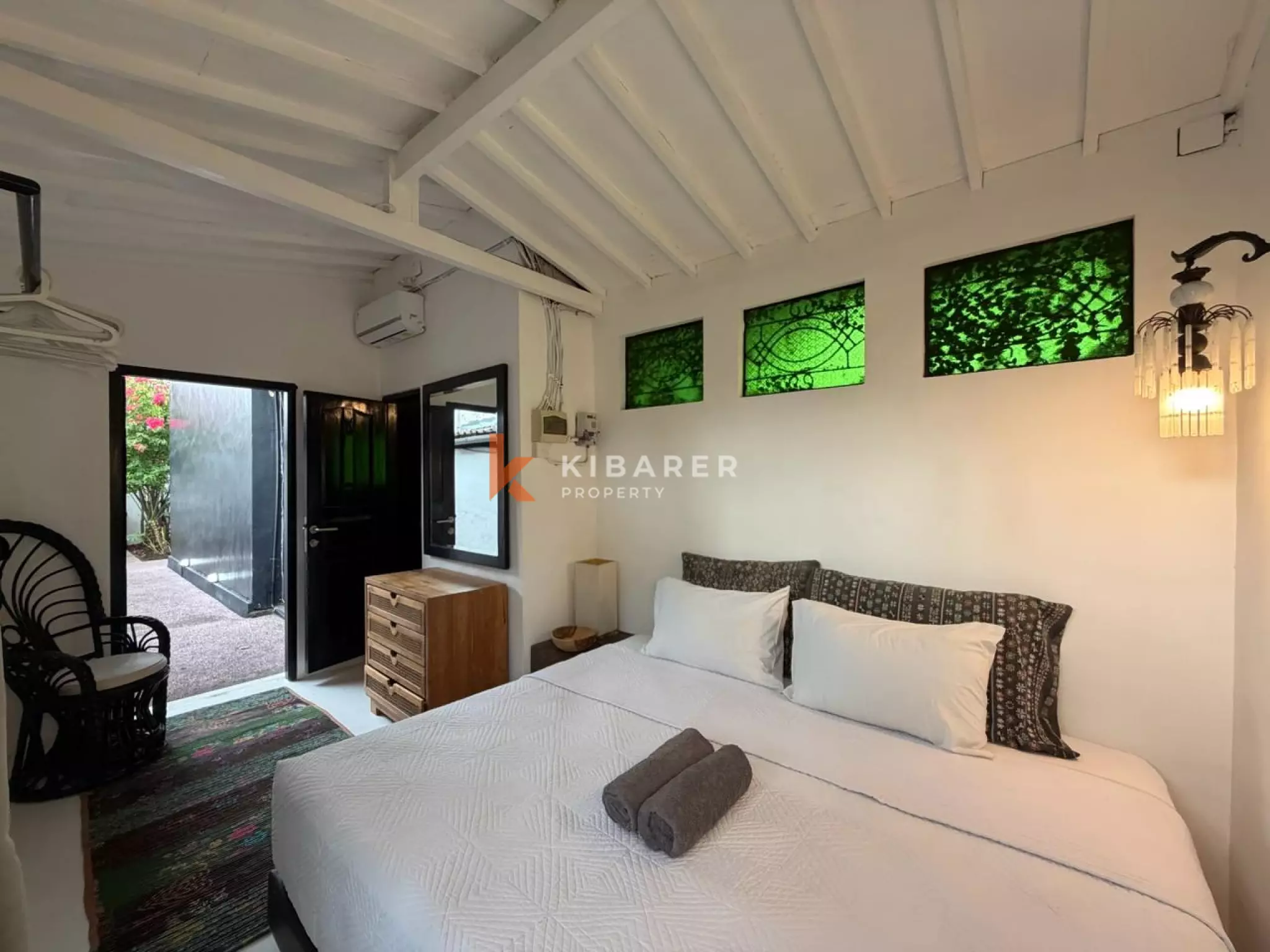 Artictic Contemporer One-Bedroom Loft Plus Additional Room Situated in Berawa — image 16