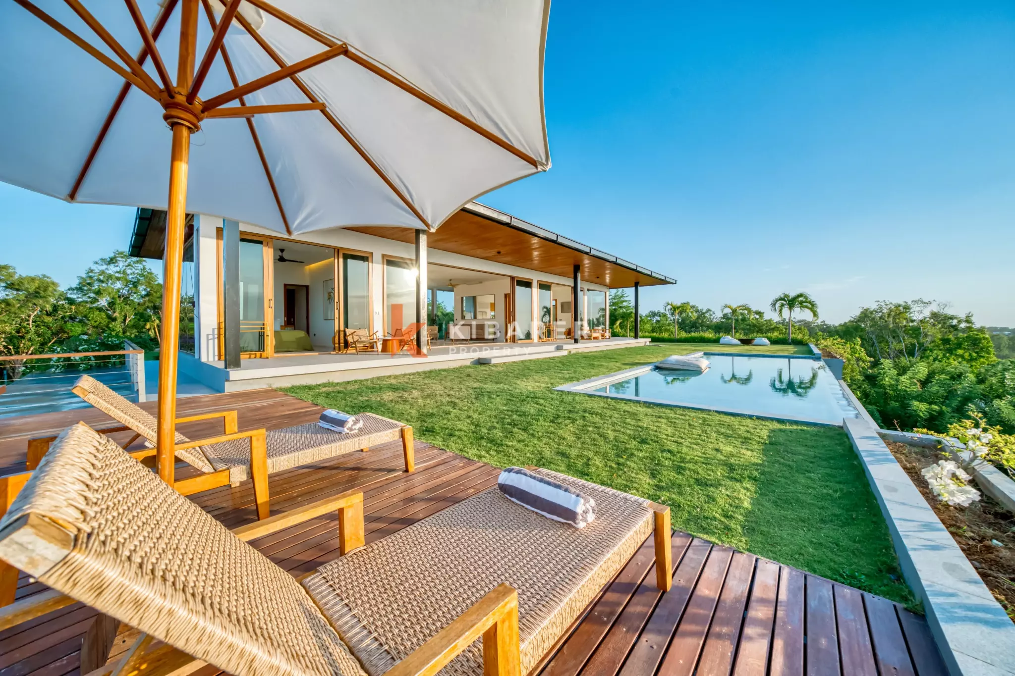 Elegant Cliffside Three-Bedroom Villa with Panoramic Ocean Views in Prime Uluwatu