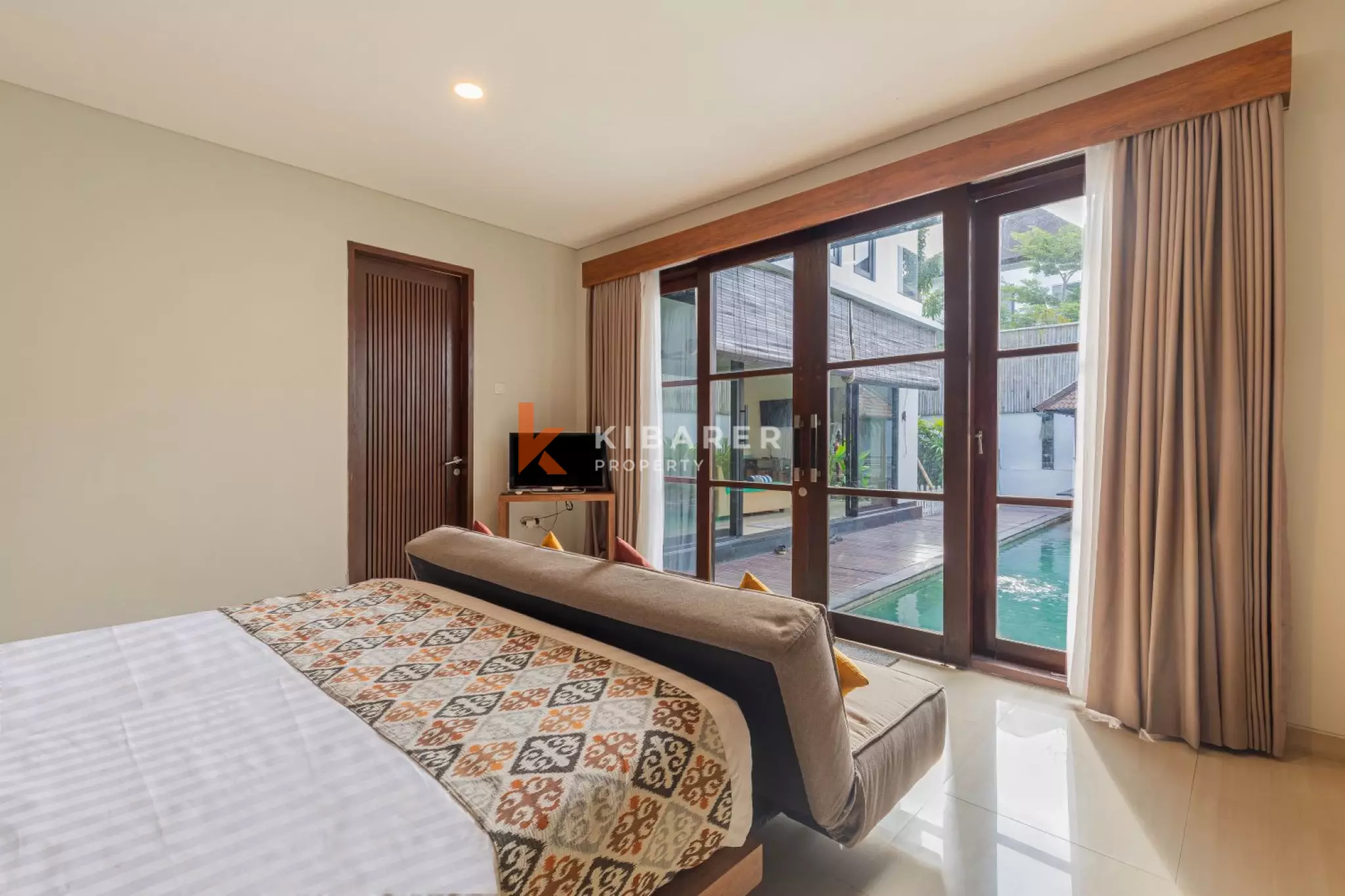 Spacious Three Bedroom Enclosed Living Villa in Jimbaran — image 9