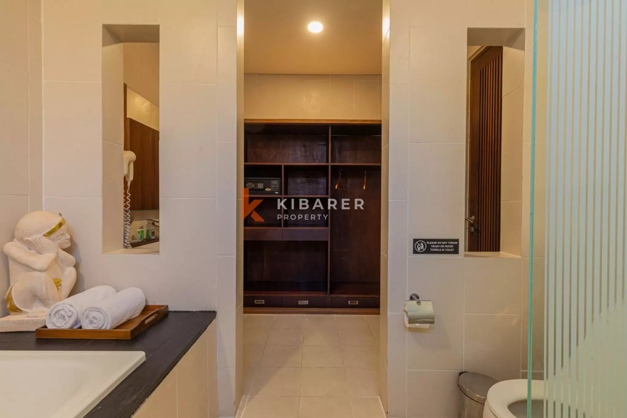 Spacious Three Bedroom Enclosed Living Villa in Jimbaran — image 13