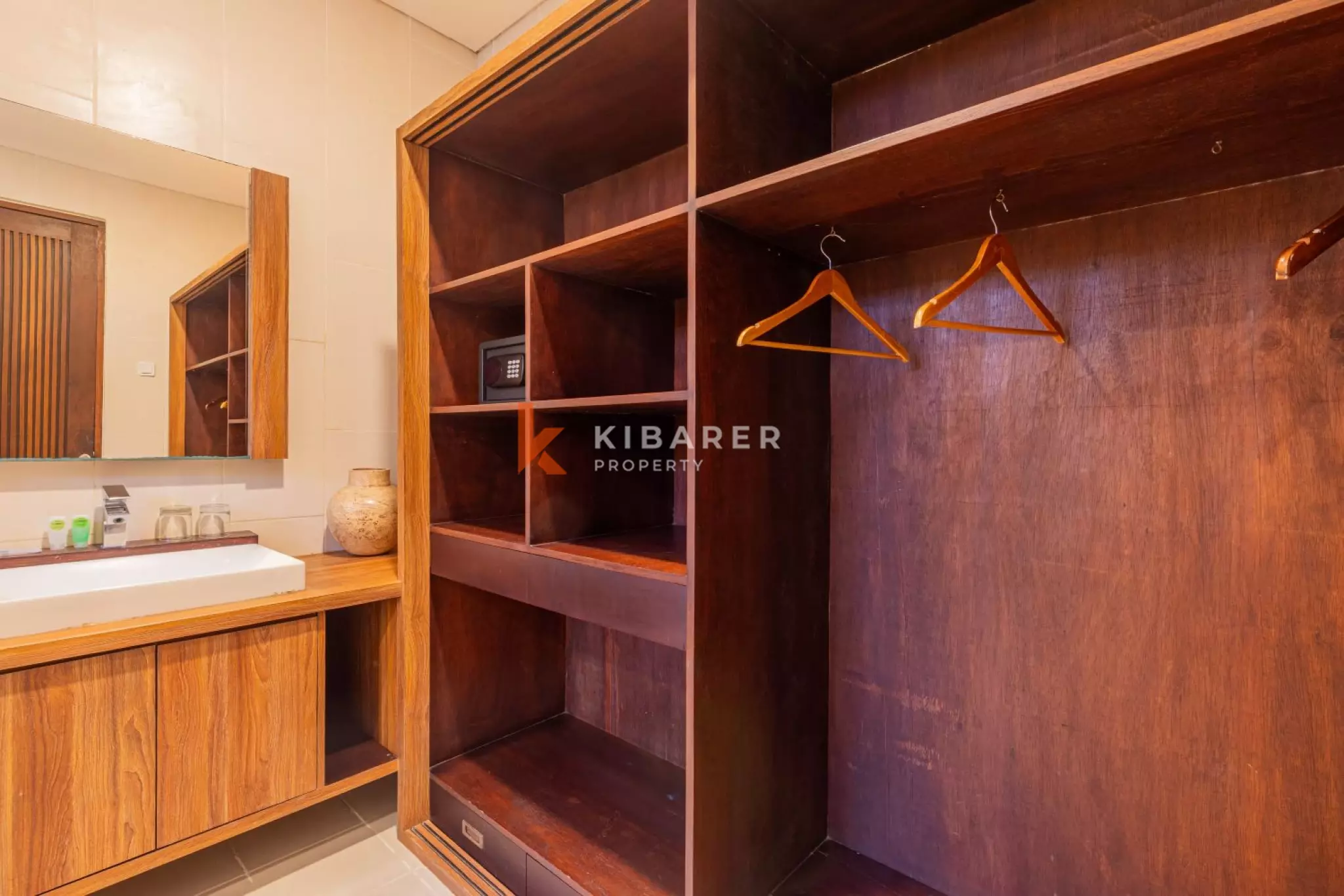 Spacious Three Bedroom Enclosed Living Villa in Jimbaran — image 12