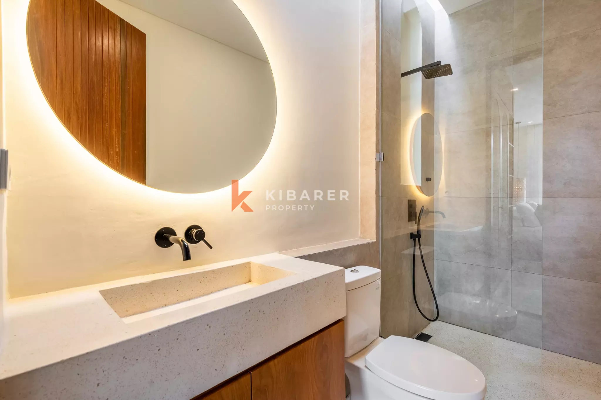 Elegant Family Four-Bedrooms Villa with Dual Kitchens in Ungasan — image 8