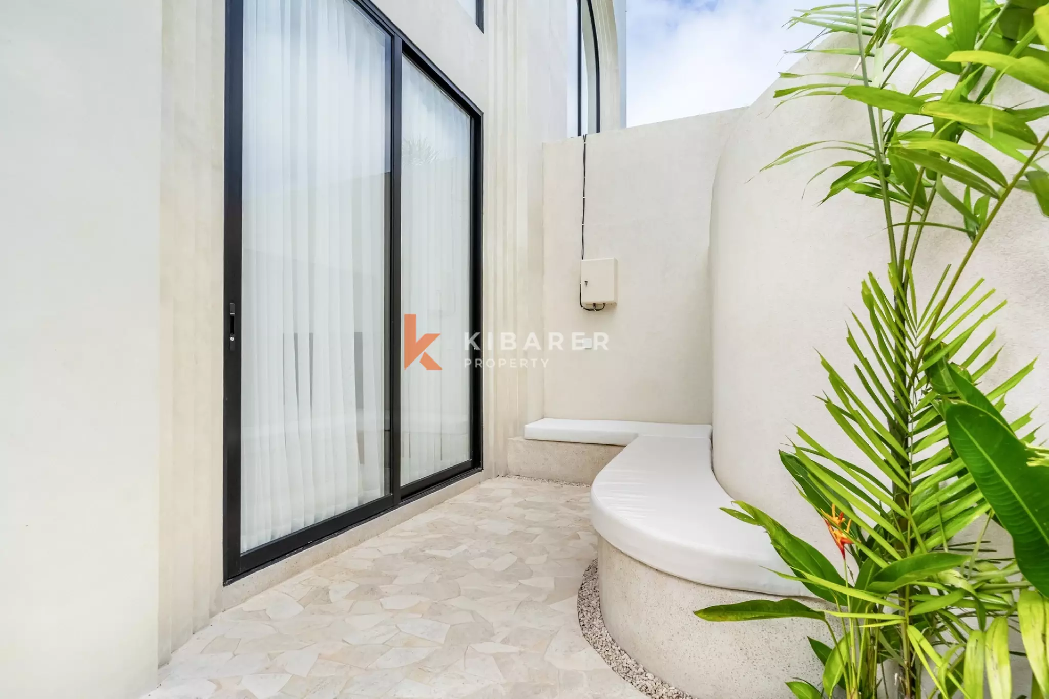Elegant Family Four-Bedrooms Villa with Dual Kitchens in Ungasan — image 15