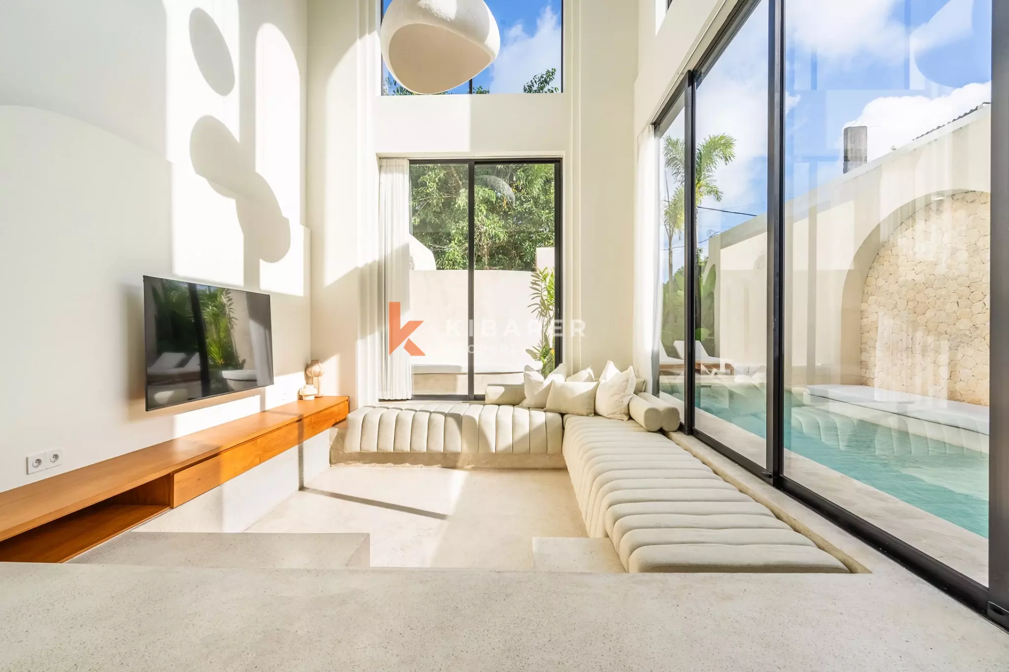 Elegant Family Four-Bedrooms Villa with Dual Kitchens in Ungasan — image 3
