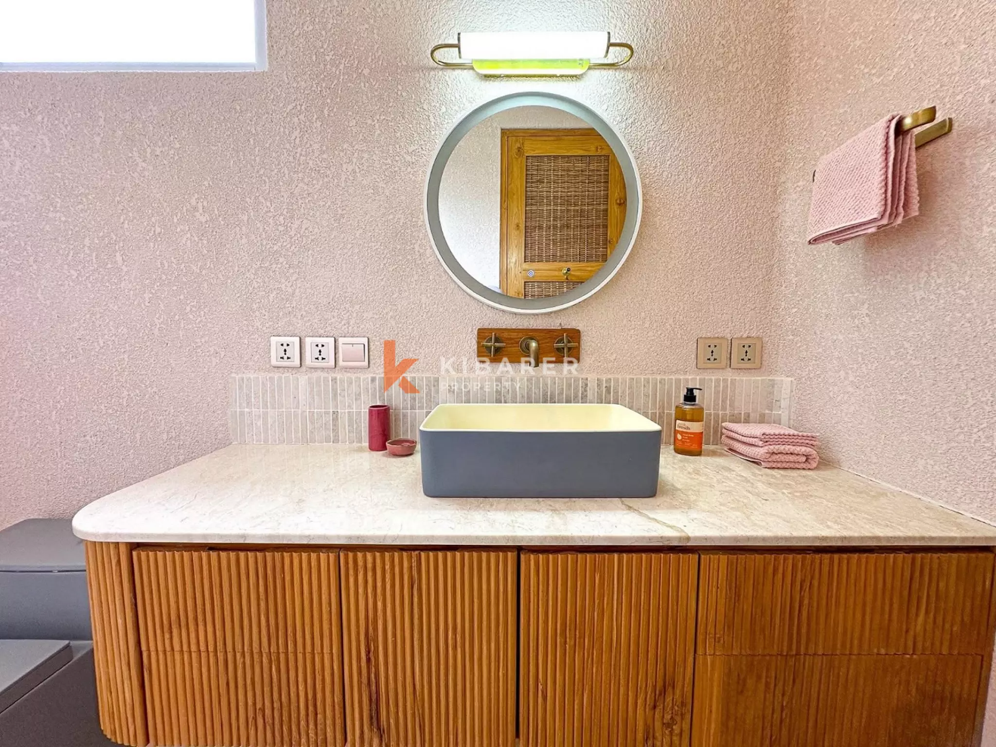 Detailed Modern Design One-Bedroom Apartment in Tumbak Bayuh — image 8