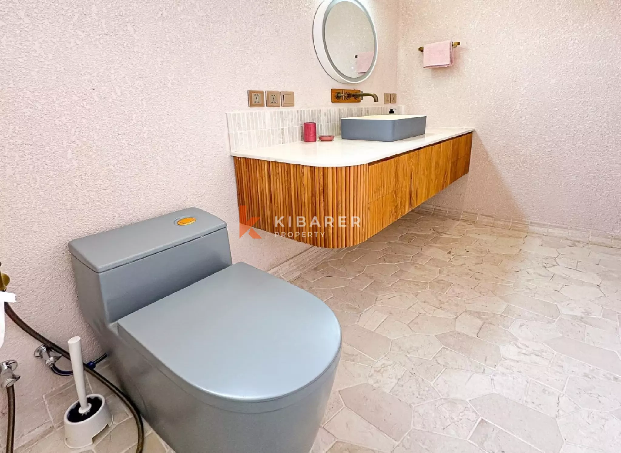 Detailed Modern Design One-Bedroom Apartment in Tumbak Bayuh — image 7