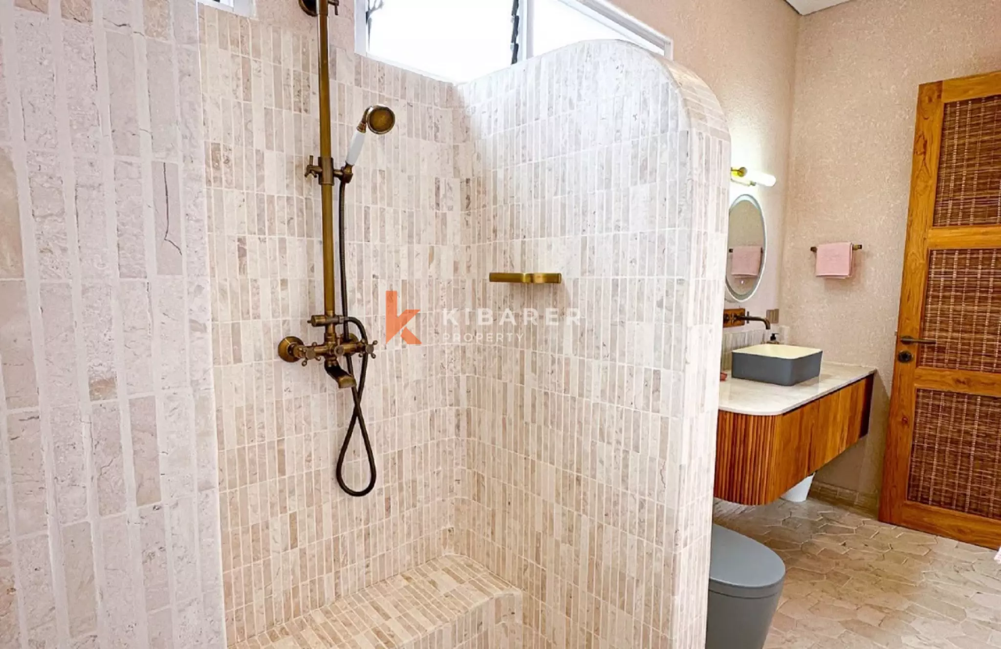Detailed Modern Design One-Bedroom Apartment in Tumbak Bayuh — image 9