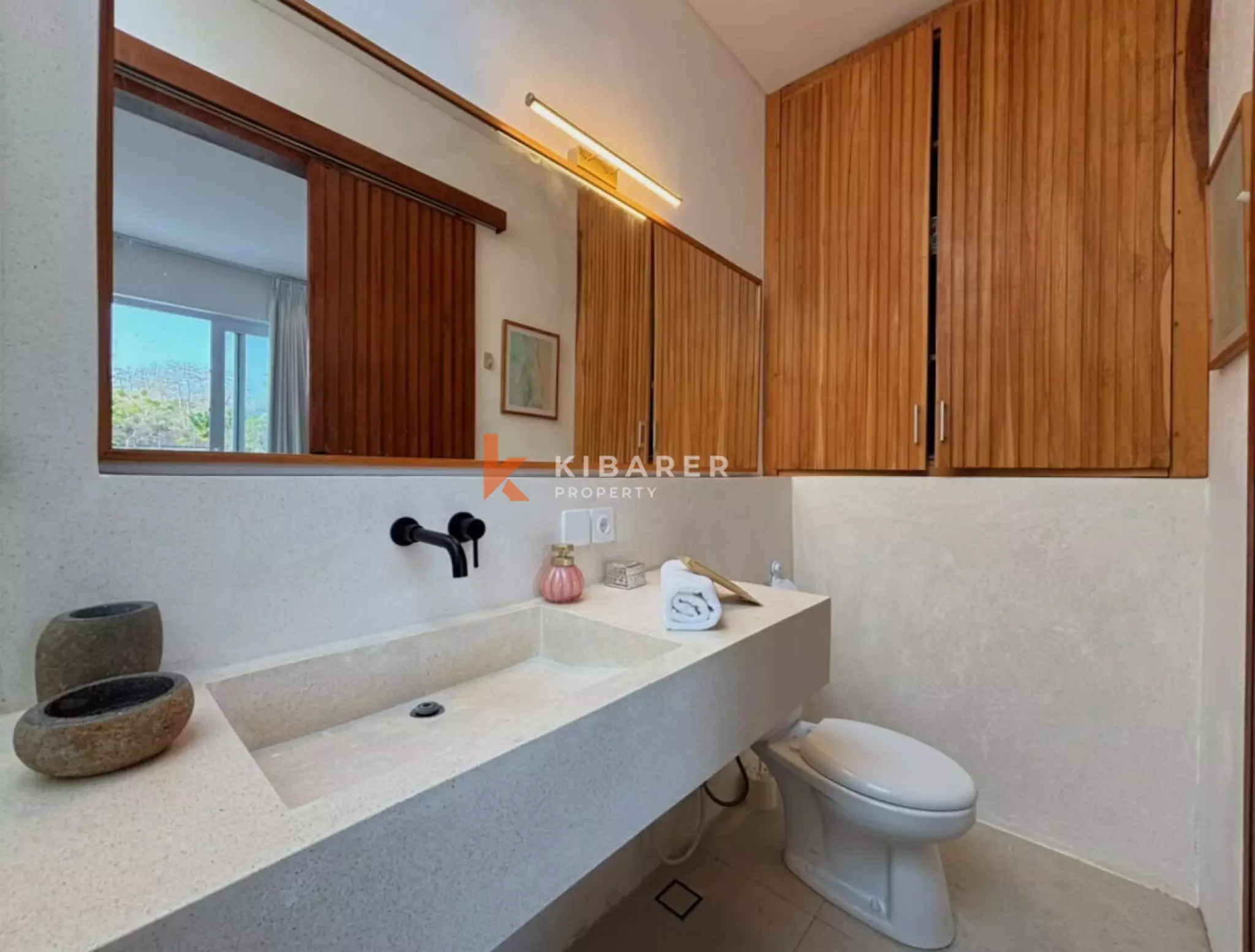 Stunning Two-Bedroom Villa with Golf Course View Near Balangan Beach — image 18