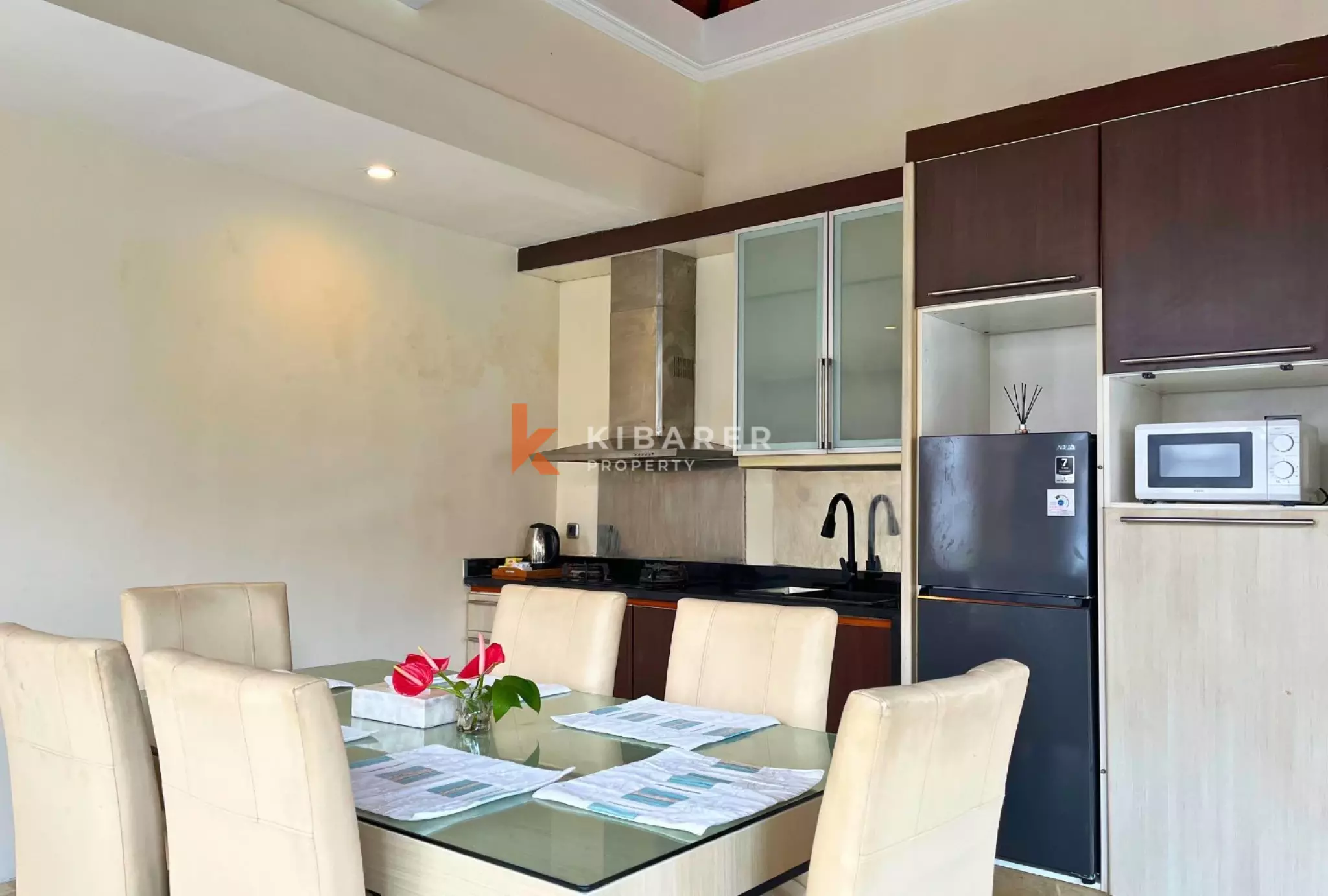 Tropical Vacation – 3-Bedroom Villa with Pool & Jacuzzi in Batu Belig — image 4