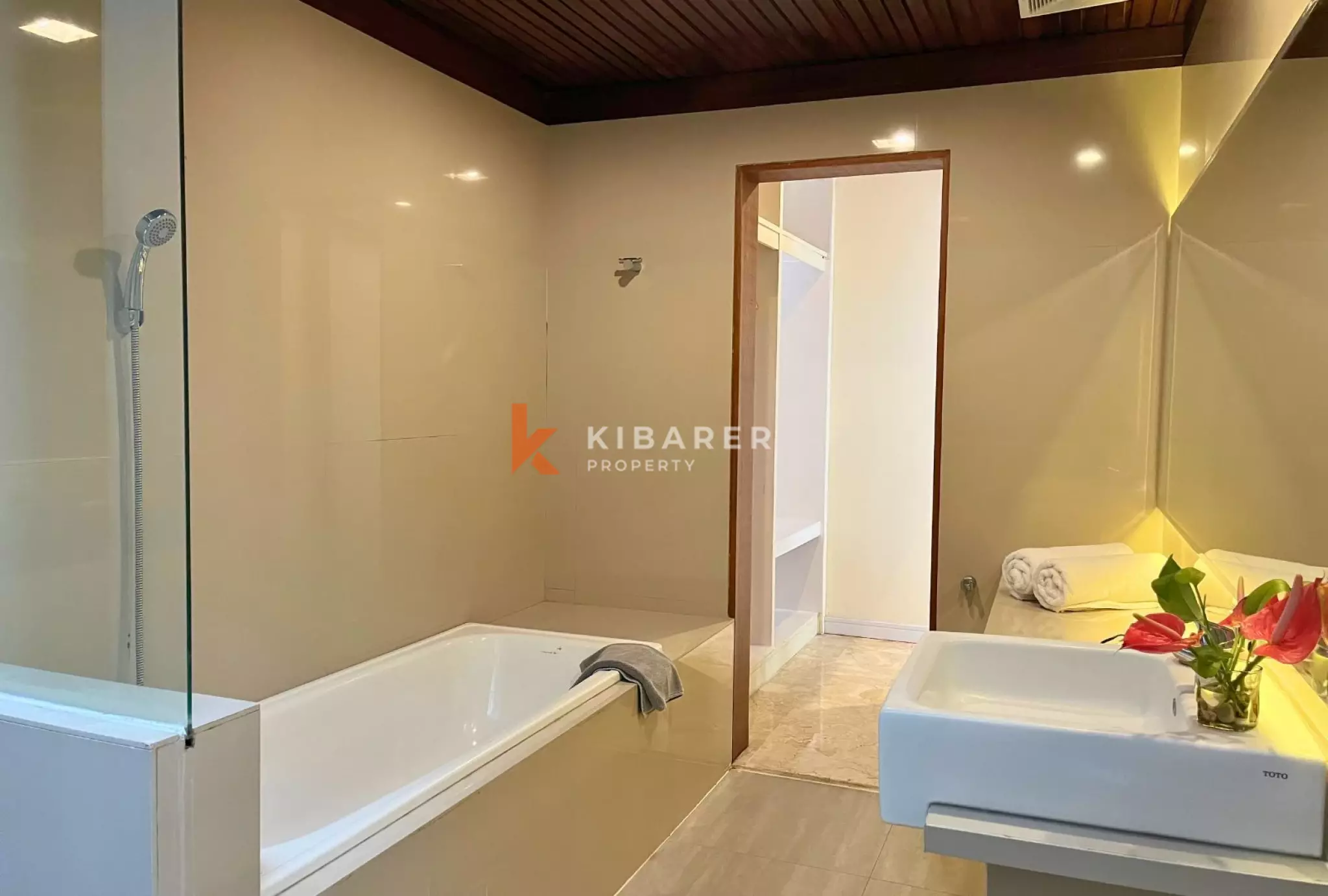 Tropical Vacation – 3-Bedroom Villa with Pool & Jacuzzi in Batu Belig — image 16
