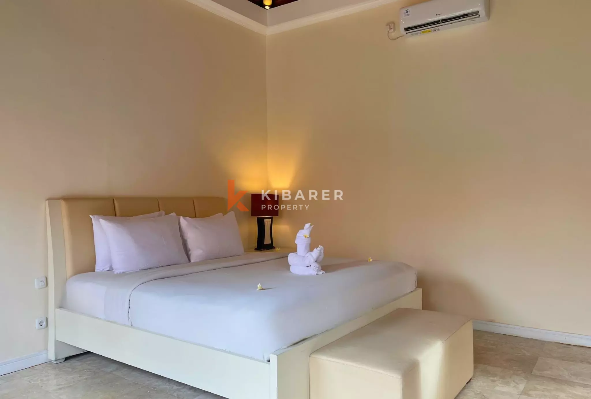 Three-Bedroom Villa with Jacuzzi Pool – Near Popular Batu Belig Spots — image 9