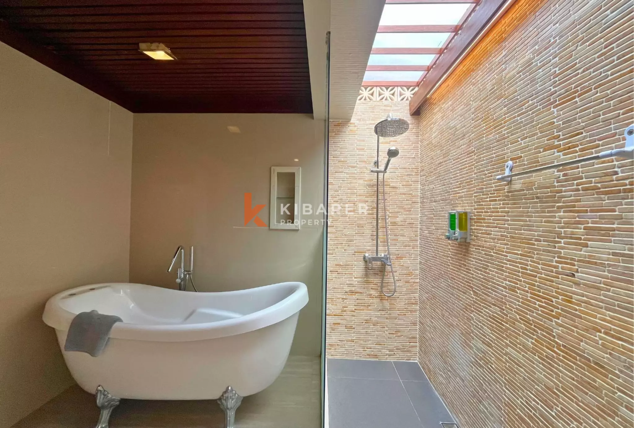 Three-Bedroom Villa with Jacuzzi Pool – Near Popular Batu Belig Spots — image 17