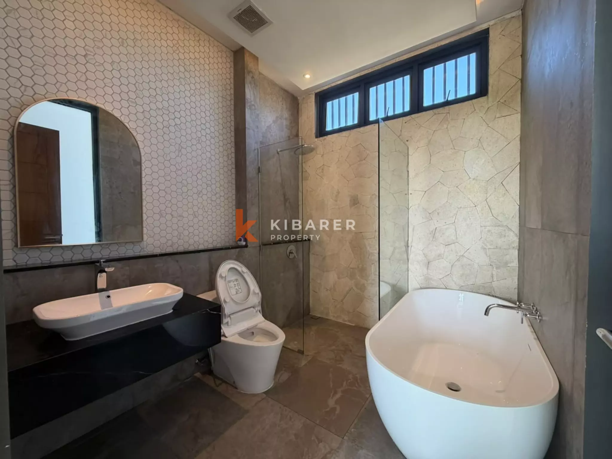 Luxury Three-Bedroom Villa with Private Pool and Golf Course View in Pecatu — image 12