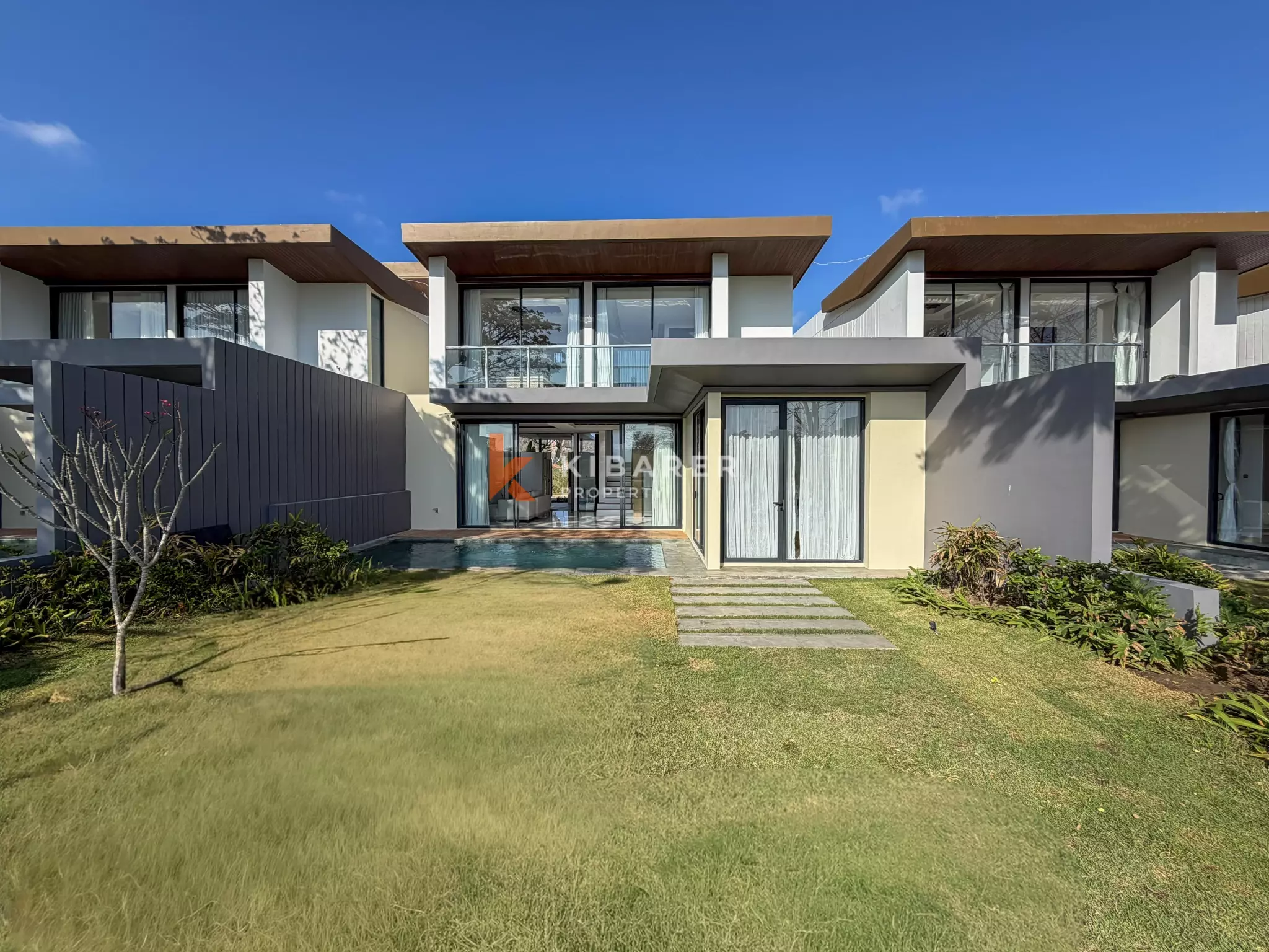 Luxury Three-Bedroom Villa with Private Pool and Golf Course View in Pecatu — image 1