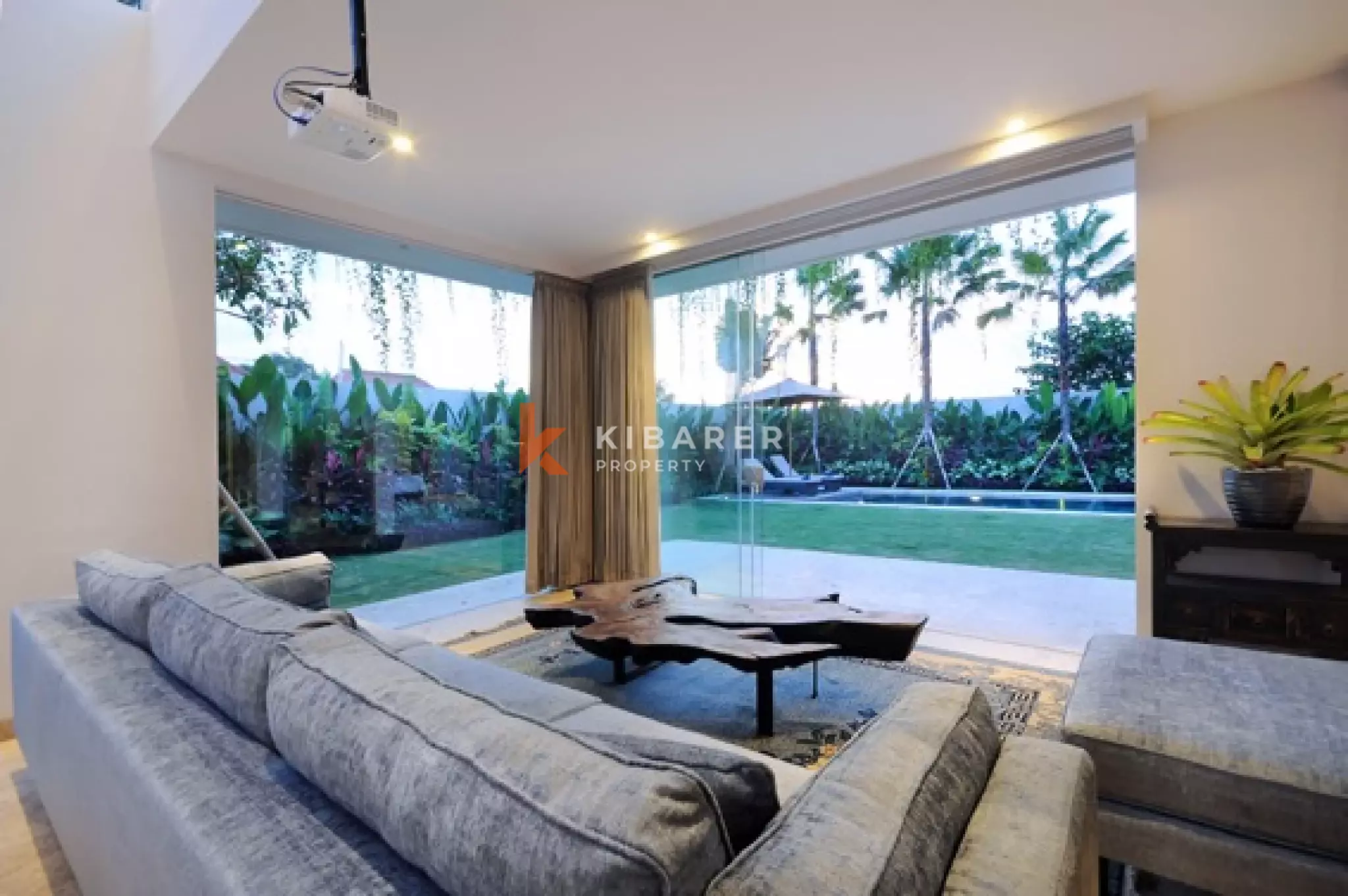 Modern Five-Bedroom Villa with Spacious Rooftop in Canggu — image 3