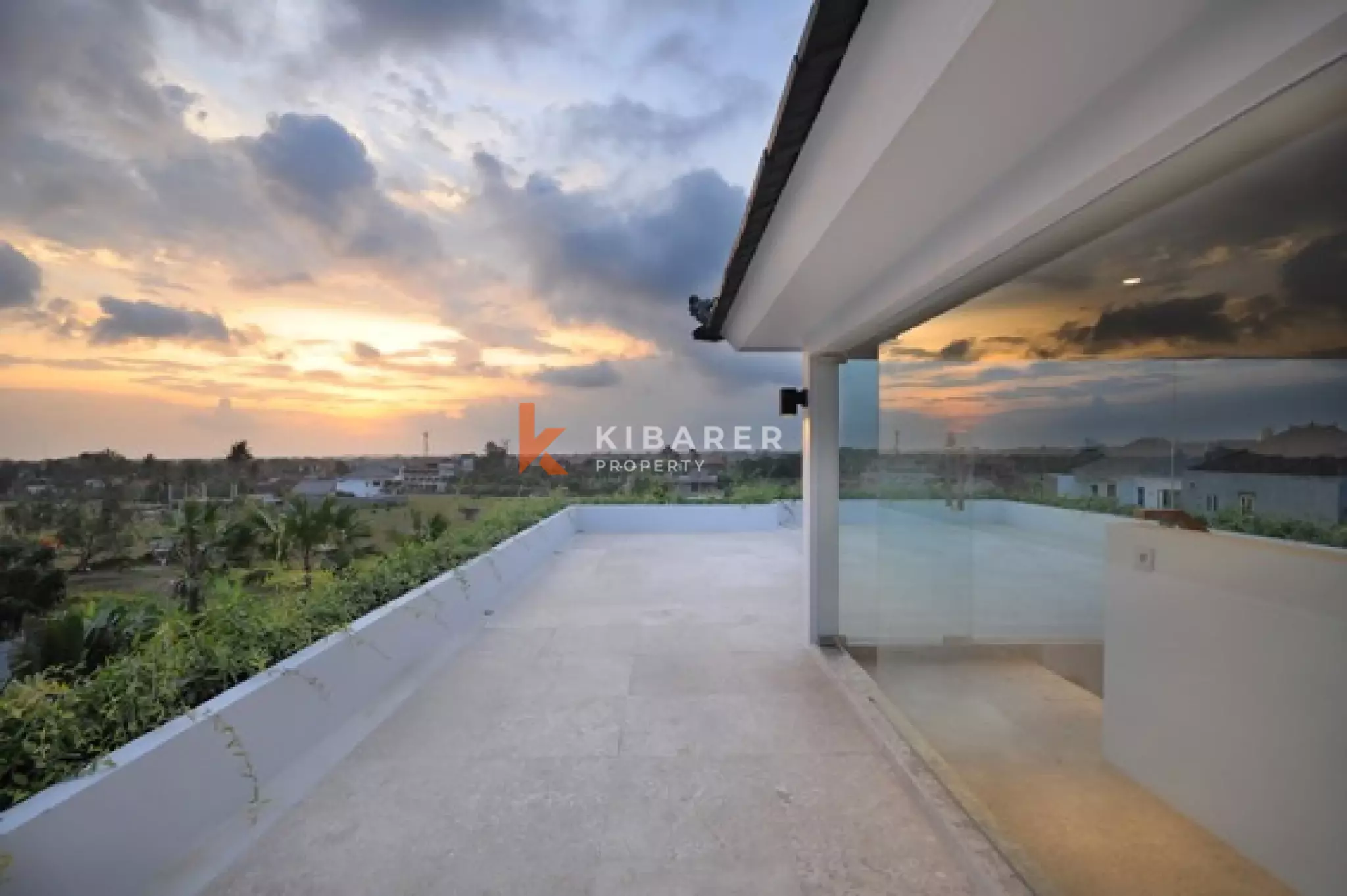 Modern Five-Bedroom Villa with Spacious Rooftop in Canggu — image 9