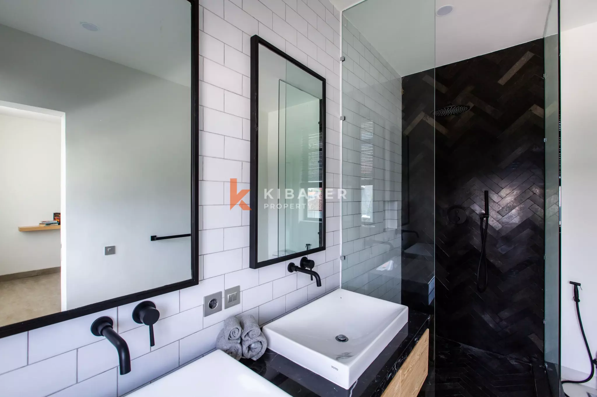 Contemporary Luxury Five-Bedroom Villa with Spacious Pool in Canggu — image 12
