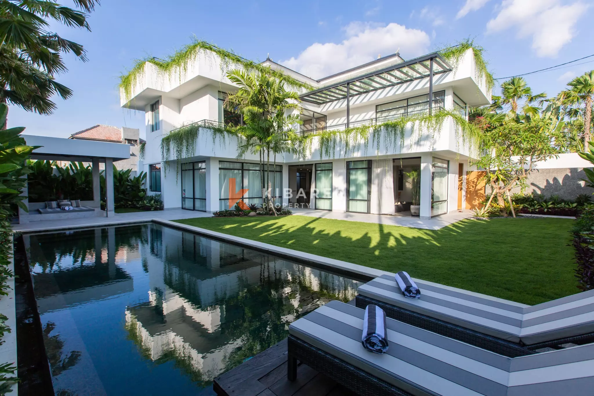 Contemporary Luxury Five-Bedroom Villa with Spacious Pool in Canggu — image 1