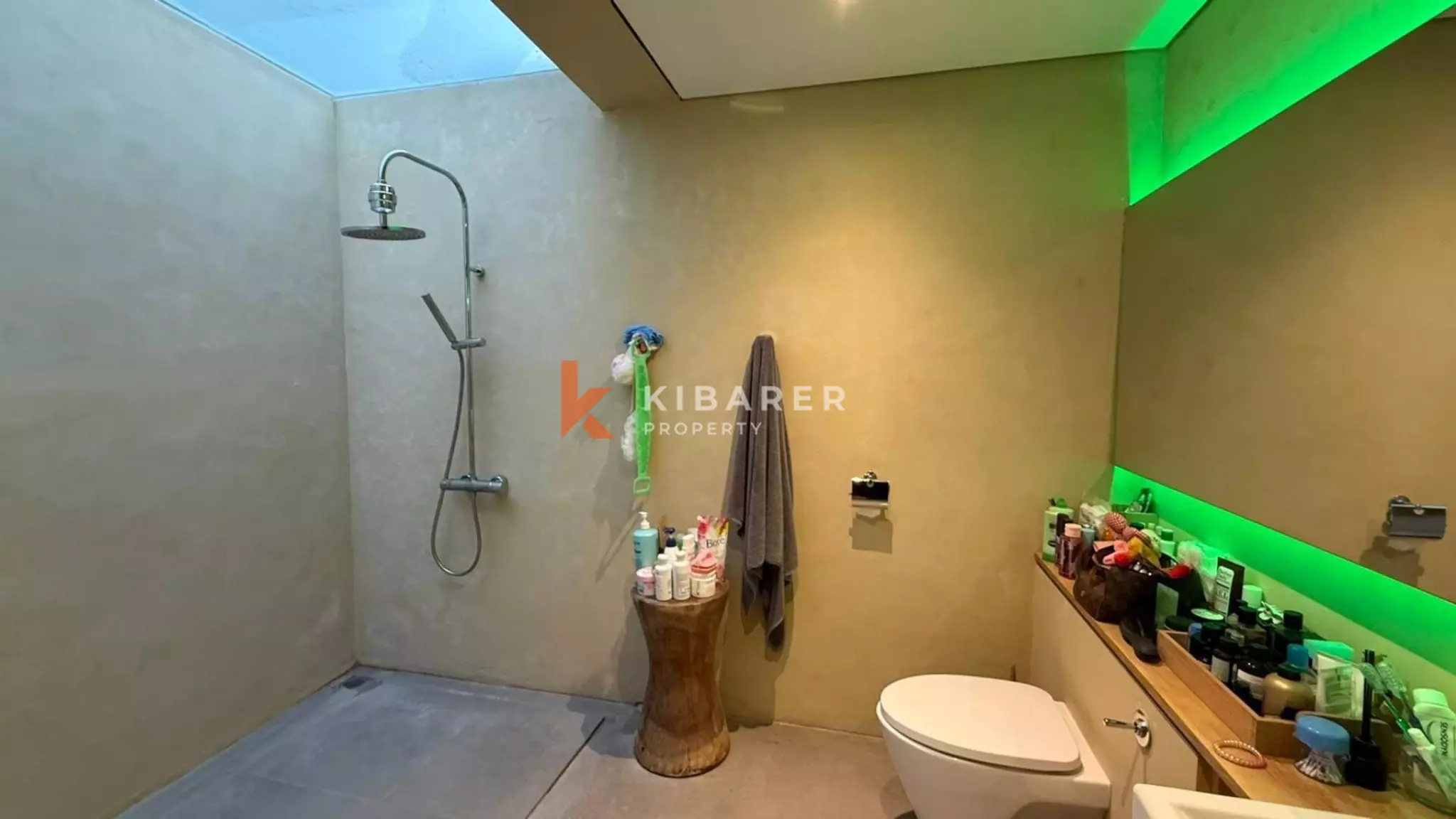 Tropical Five-Bedroom Villa with Private Jacuzzi in Kayu Tulang — image 19