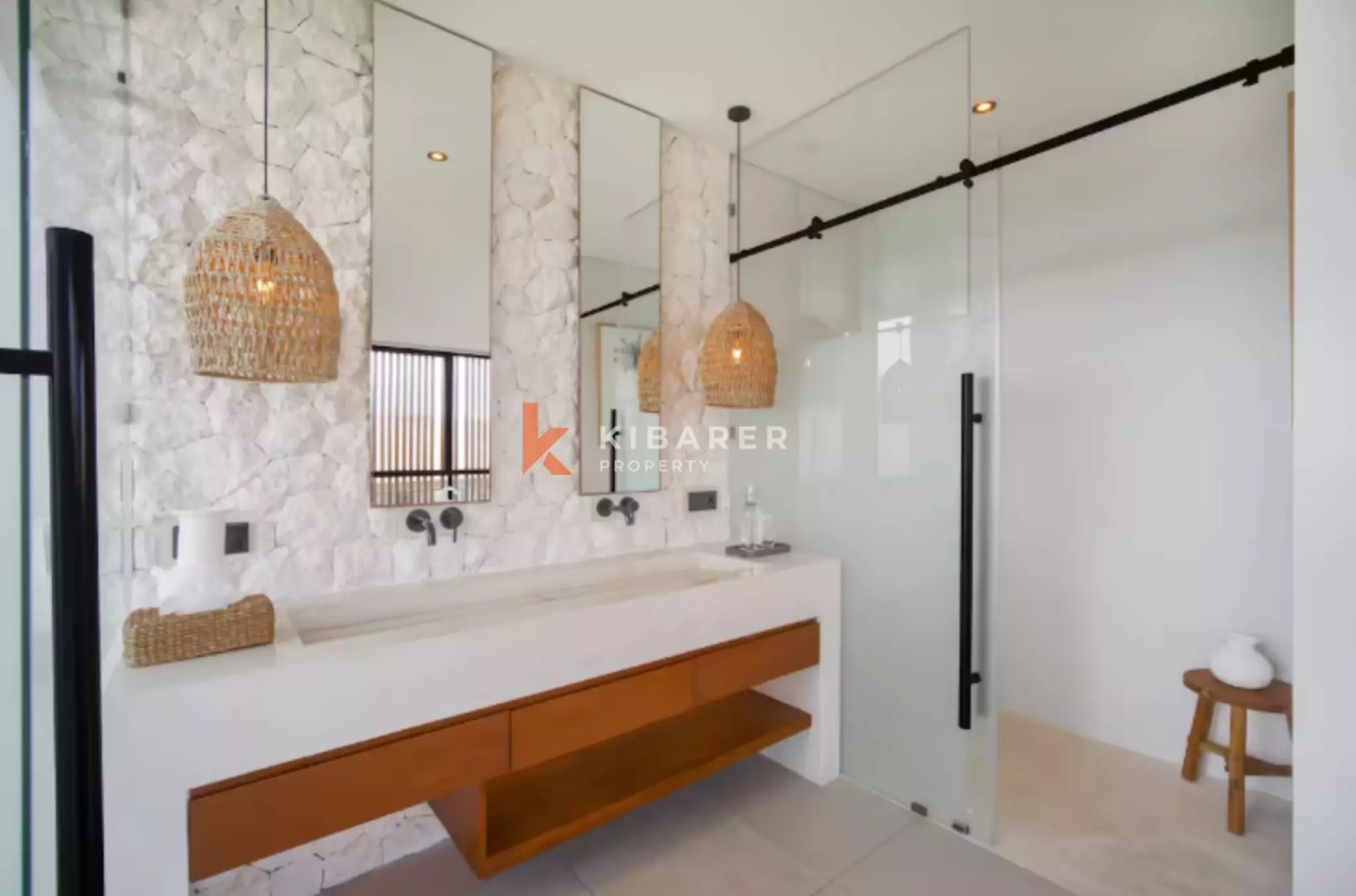 Luxury Residence with Garden – Five-Bedroom Villa in Tumbak Bayuh — image 17