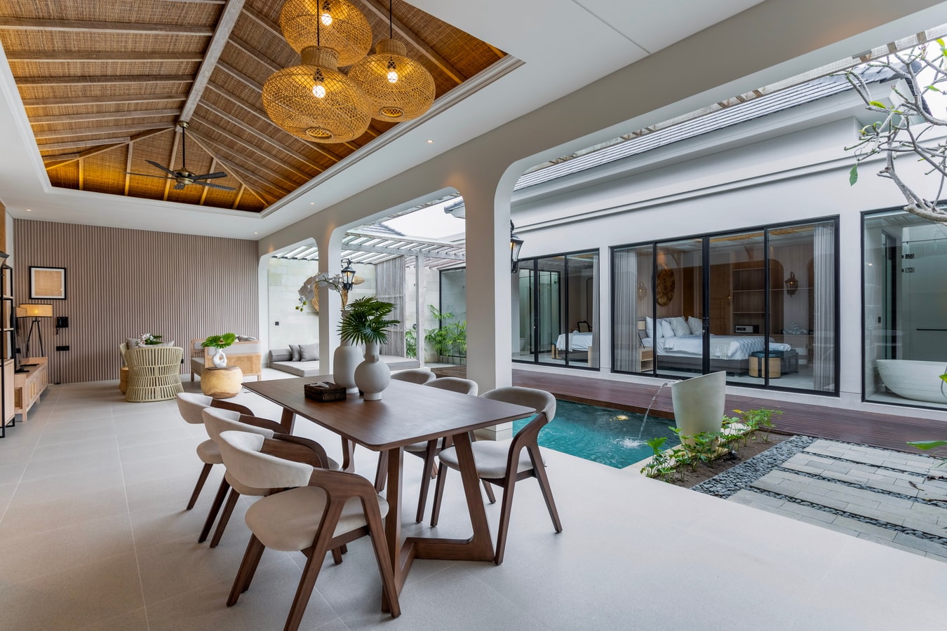 Deneva - Pool & Bathtub Villa, Near Berawa Beach in Canggu, Bali — image 17