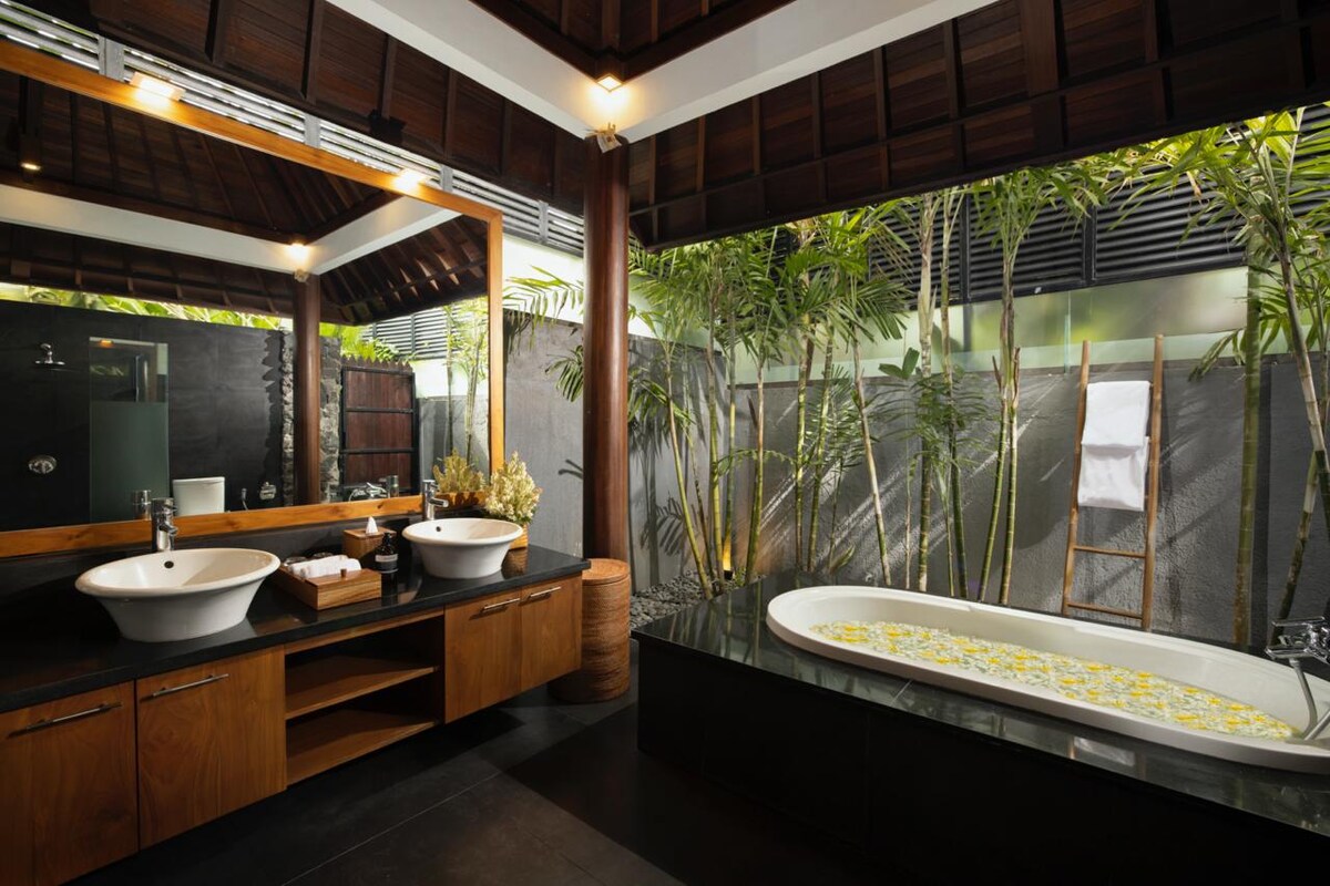 Luxe Surf Retreat 3 Bedroom Private Villa in Canggu — image 11