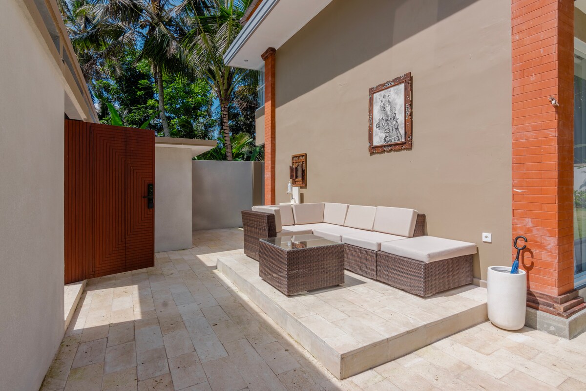 Tranquil Pool Suite Room in Payangan — image 2