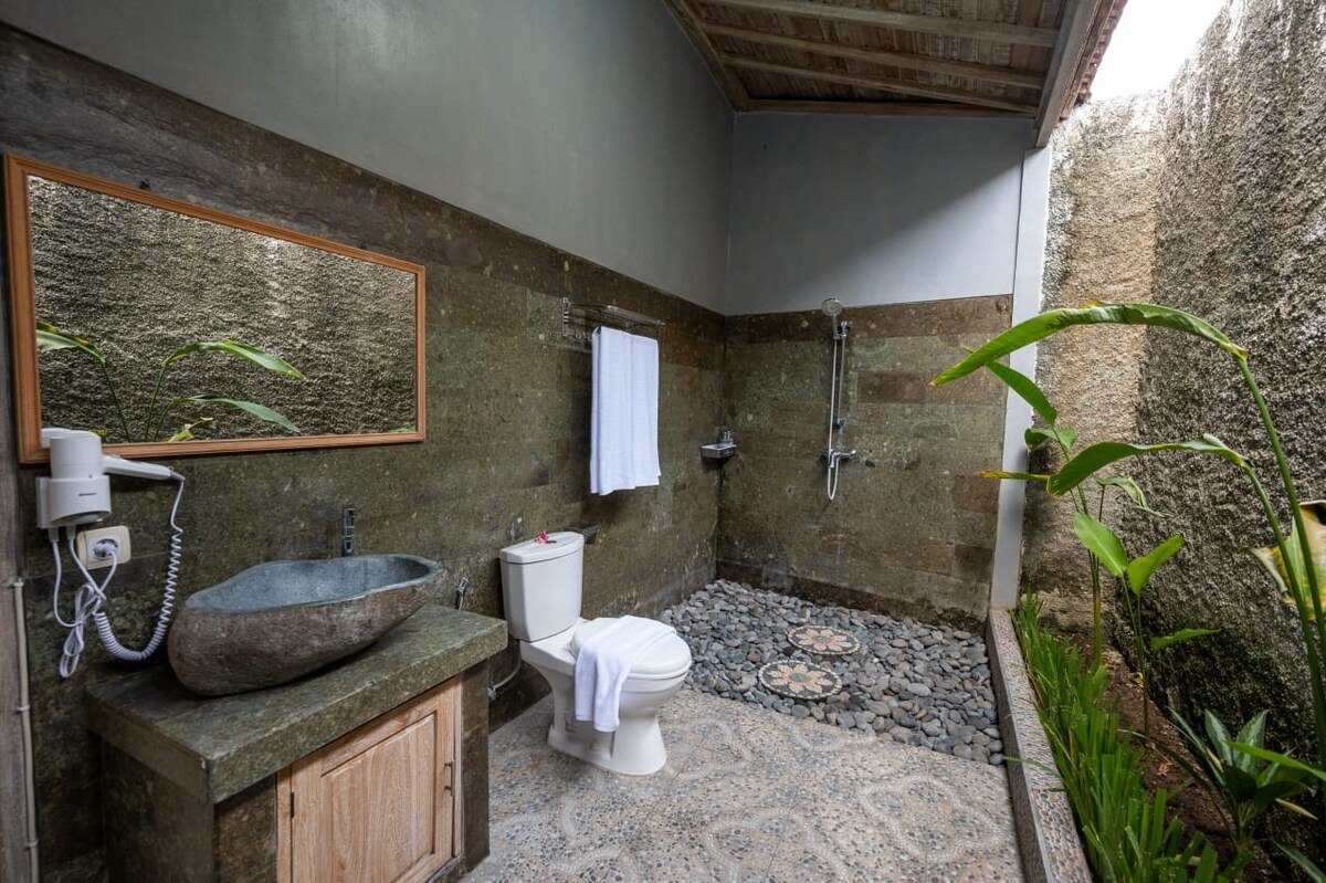 Serene Tropical Retreat 3 Bedroom Private Villa in Canggu — image 7