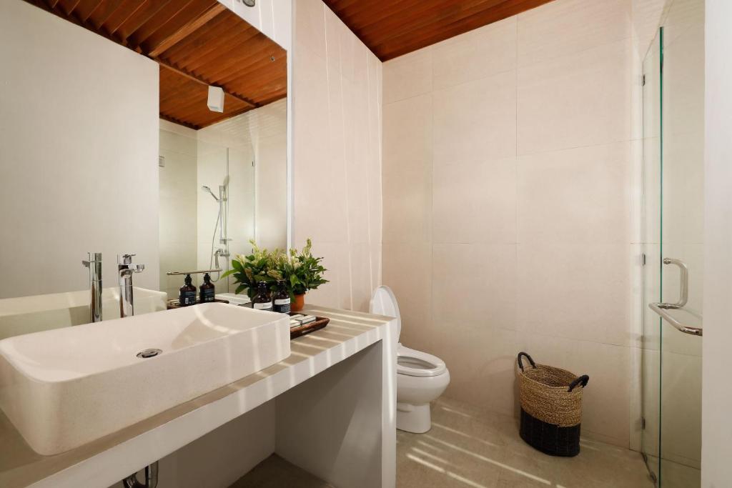 Spacious Poolside Retreat 5 Bedroom Private Villa in Canggu — image 5