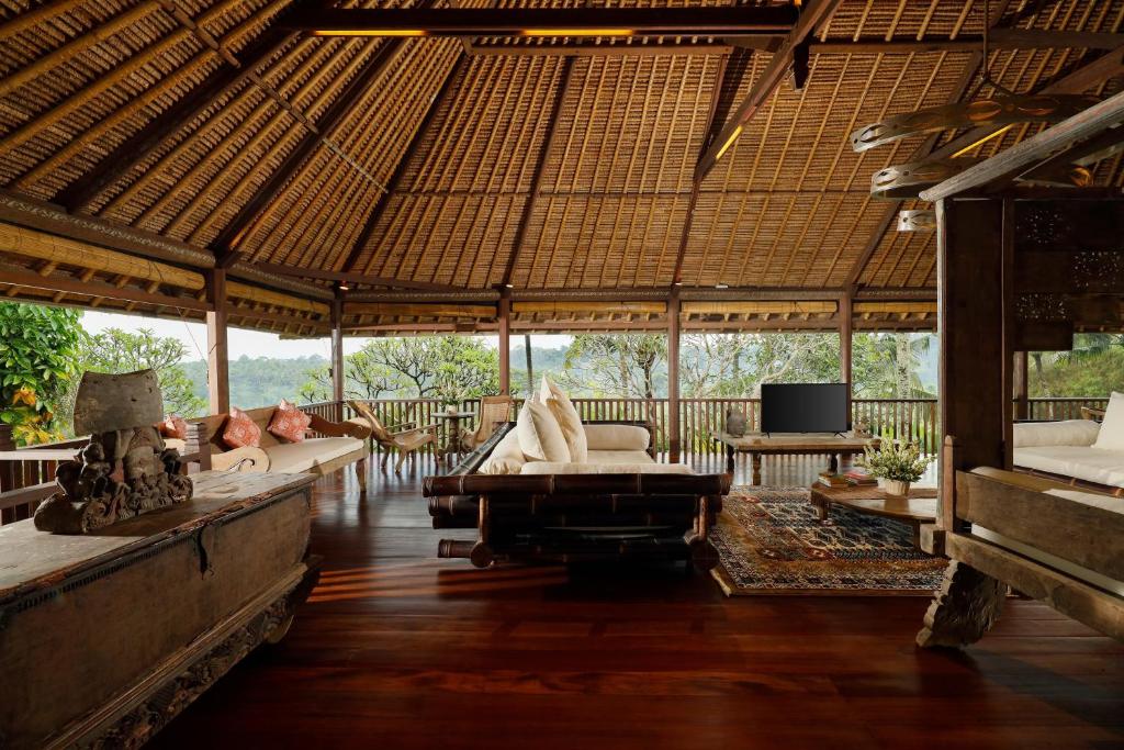 Family Pool Sanctuary 3 Bedroom Private Villa in Ubud — image 9