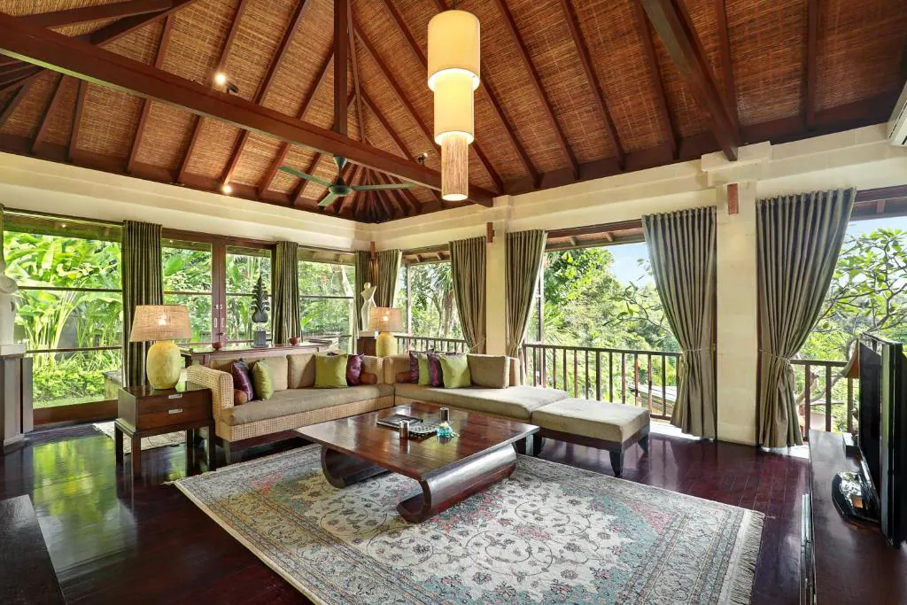 Sunlit Luxe Sanctuary 3 Bedroom Private Villa in Jimbaran — image 1