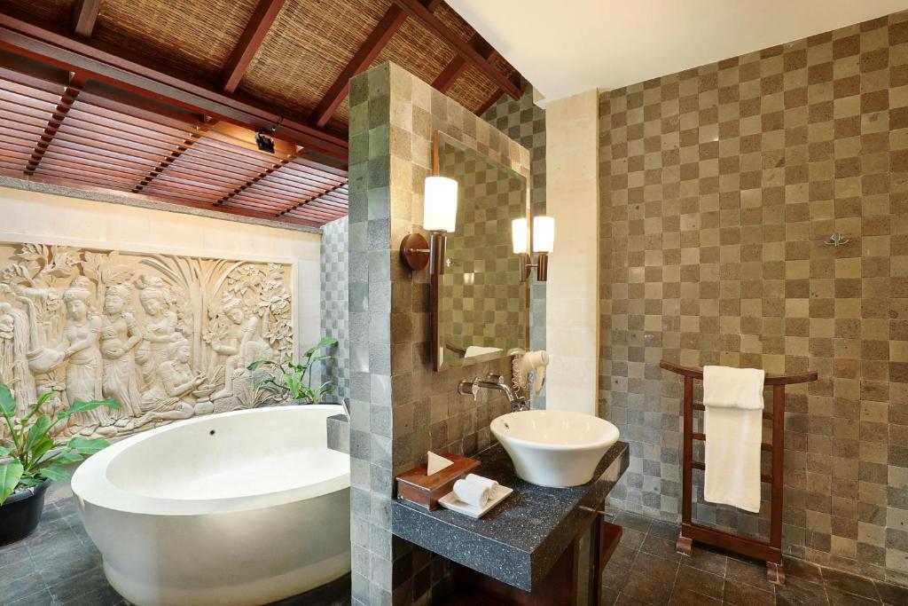 Sunlit Luxe Sanctuary 3 Bedroom Private Villa in Jimbaran — image 7