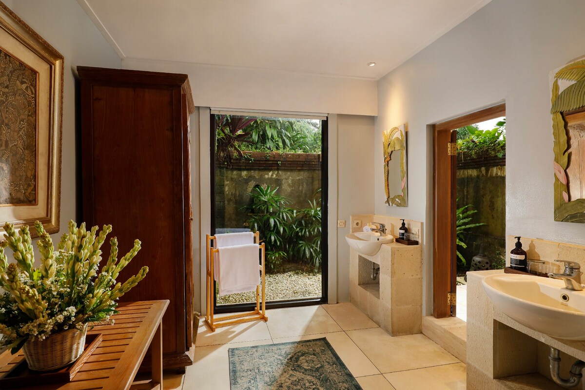 Traditional Infinity Sanctuary 3 Bedroom Private Villa in Ubud — image 1