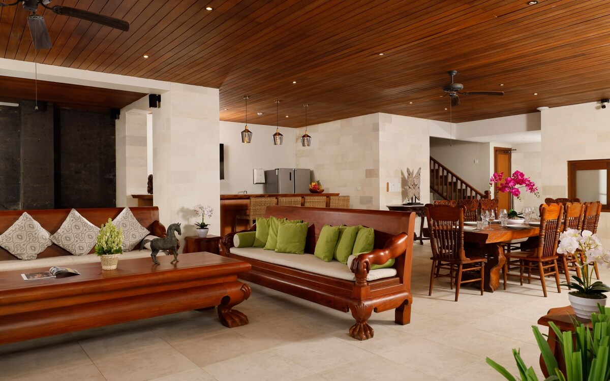 Snug Tropical Gathering 6 Bedroom Private Villa in Canggu — image 2