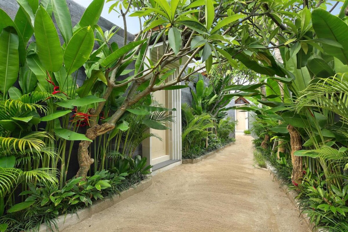 Romantic Honeymoon Escape Private Villa in Canggu — image 9