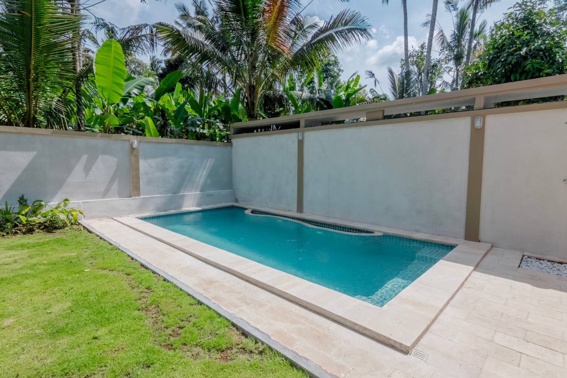 Tranquil Pool Suite Room in Payangan