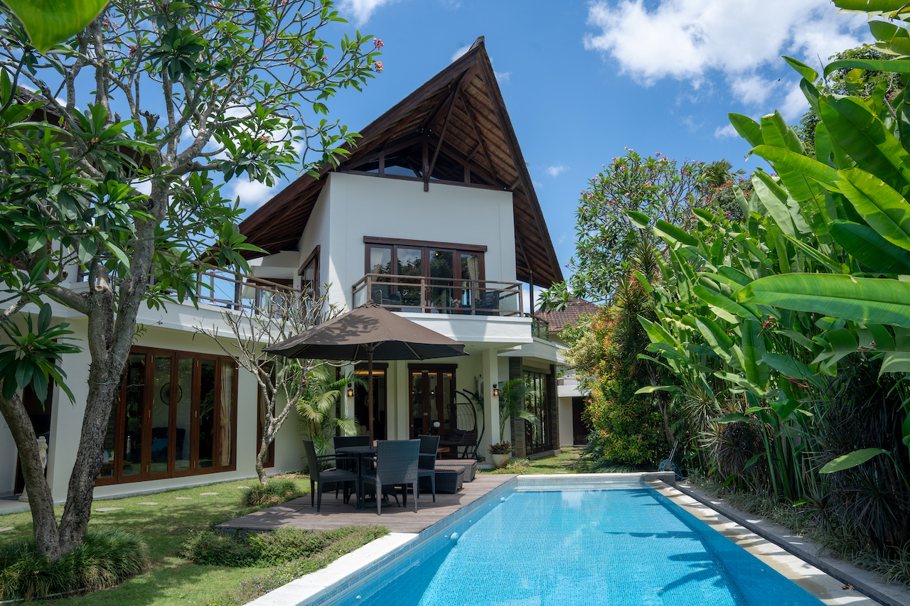 Luxury 4-Bedroom Tropical Villa for Rent in Padonan, Canggu