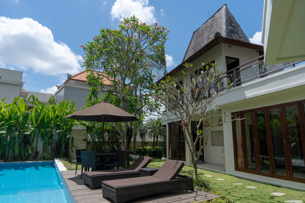 Luxury 4-Bedroom Tropical Villa for Rent in Padonan, Canggu — image 2