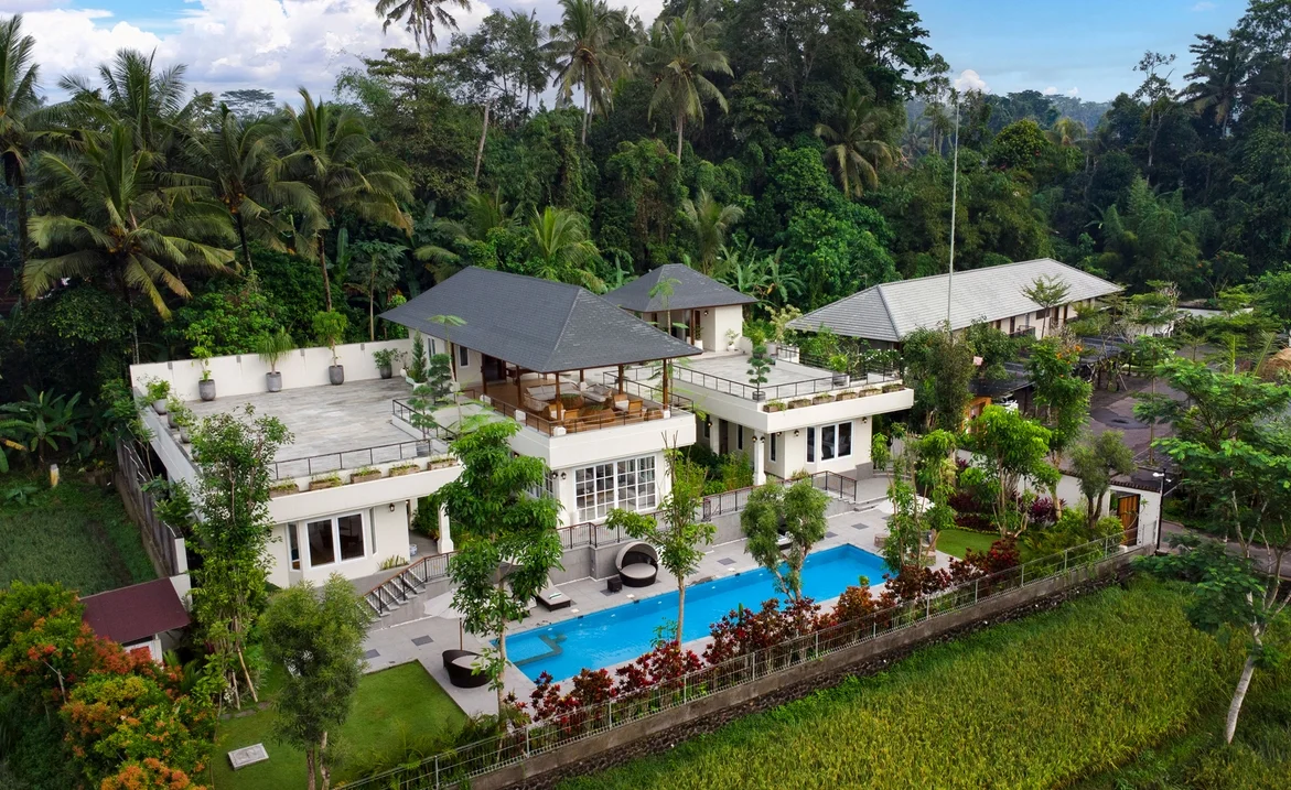 Luxury 4-Bedroom Villa in Ubud – Rooftop Event, Private Pool & Jungle View — image 3