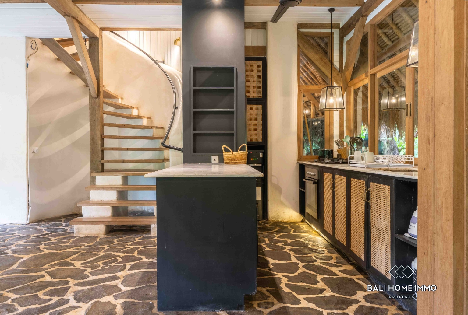 4 Bedrooms Eco Villa with River and Jungle View for Rent Near Greenschool — image 4
